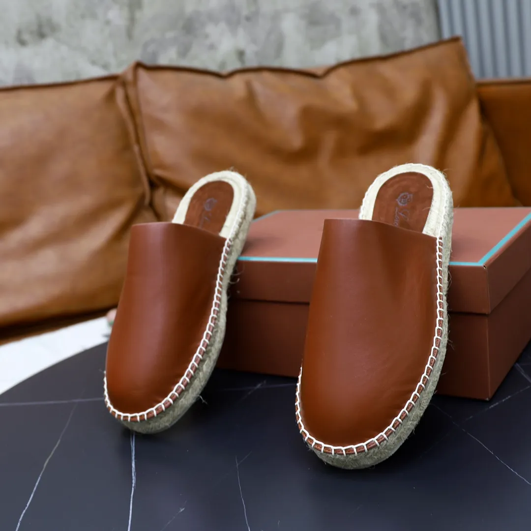 Men's Men's Shoes💰540💰Loro piana Naha Men's Slippers This fashionable sandal is crafted from smooth cow leather and has interlaced straps for a modern three-dimensional texture. Lightweight yet strong, smooth leather balances modern appeal with time-honored quality. Viewed from every angle, the embossed and polished appearance shows meticulous craftsmanship. Ergonomically cushioned insole, covered with nappa leather, with matching upper and natural polished sole. Cowhide upper + rubber outsole Size: 38-44 (customized for 45-46)